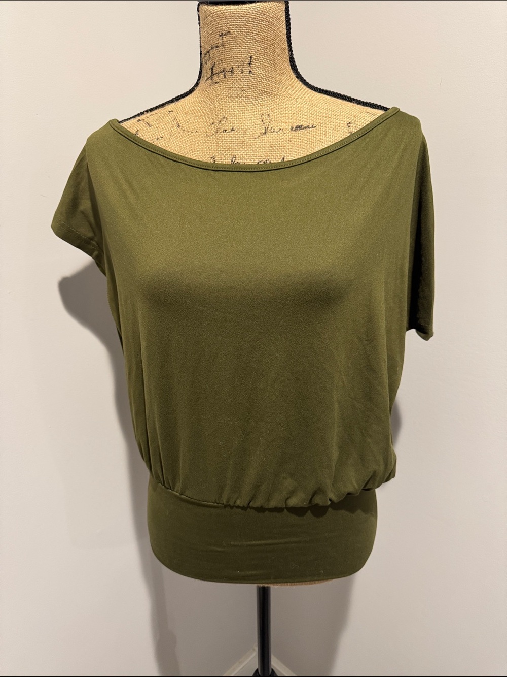 New In Package Elengatine Women’s Boatneck Blouson Top